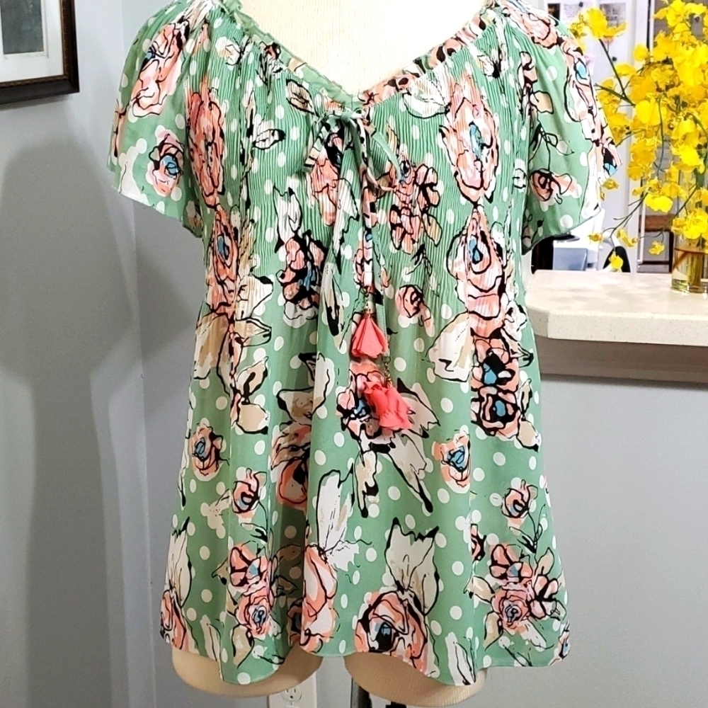 MELISSA PAIGE, blouse size med‎ P. Green / pink floral print. Short sleeves.